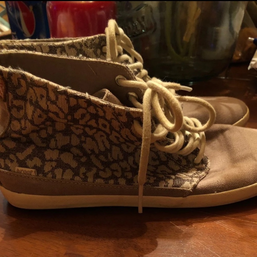 Adorable Reef Sneakers Sz8